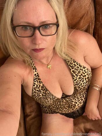 Bustyblondmombshell