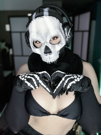 Ezy Summers Cosplay