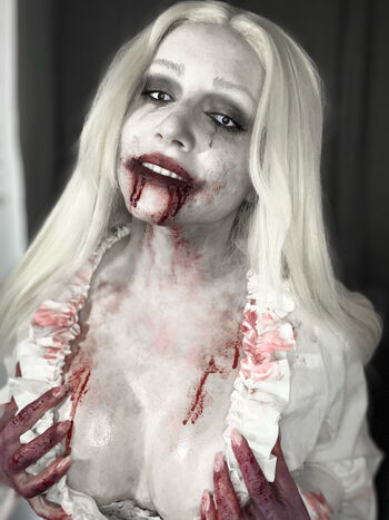 Ezy Summers Cosplay