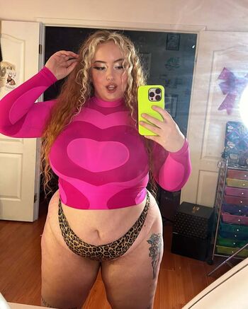 Gwen Adora