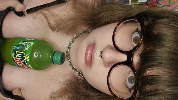 Hotgirldrinksdew