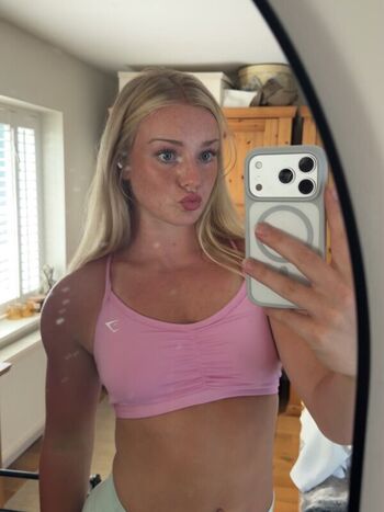 Izzymhjones