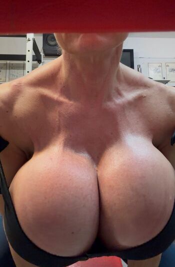 QueenMuscleBoobs