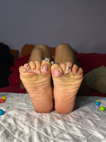 YiyiFeet